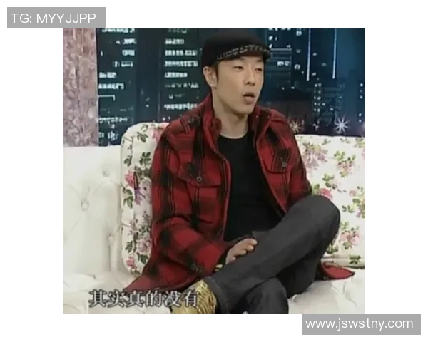 足球明星与流浪汉的意外邂逅引发的温情故事与社会反思