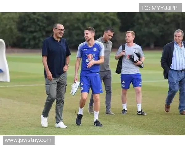 足球明星们的日常互动趣事与友谊揭秘，场上场下的亲密关系大曝光